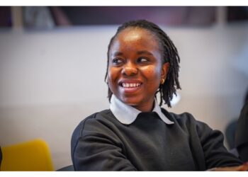 L'attivista per i diritti umani alla 59ª tappa della Fiamma Olimpica in Lombardia