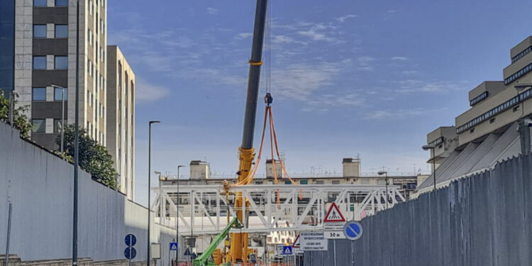 Installata la struttura in ferro