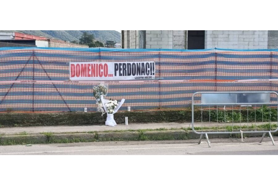 Il sindaco: 'Saremo accanto alla famiglia'. Vicino casa striscione con scritto 'perdonaci'