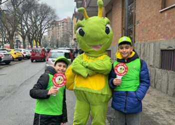 Flash mob fuori da scuola della Consulta per le persone in difficoltà