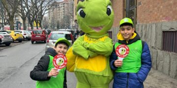 Flash mob fuori da scuola della Consulta per le persone in difficoltà