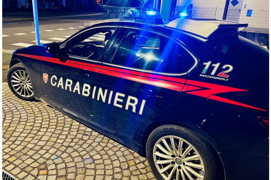 Indagini dei carabinieri nel Napoletano dopo la denuncia della vittima