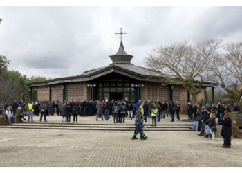 Folla silenziosa ai funerali della 41enne uccisa dal marito