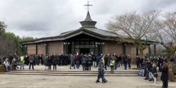 Folla silenziosa ai funerali della 41enne uccisa dal marito