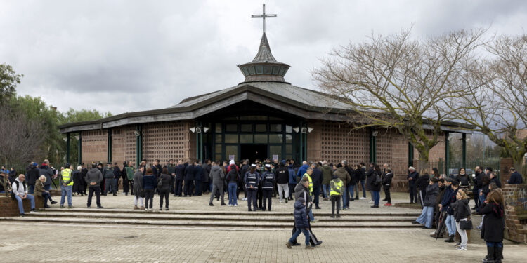 Folla silenziosa ai funerali della 41enne uccisa dal marito
