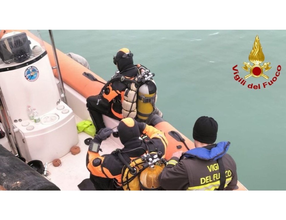 Aggredisce la madre durante una lite e poi scappa, ricerche in mare