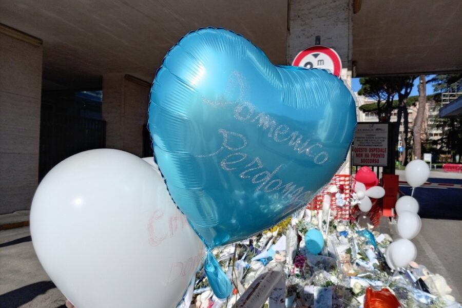 Prosegue l'omaggio all'esterno dell'ospedale