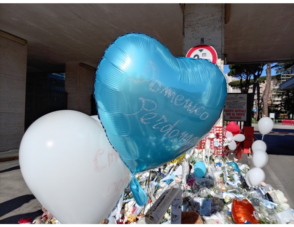 Al Monaldi ancora lacrime e fiori, Napoli si stringe a Domenico