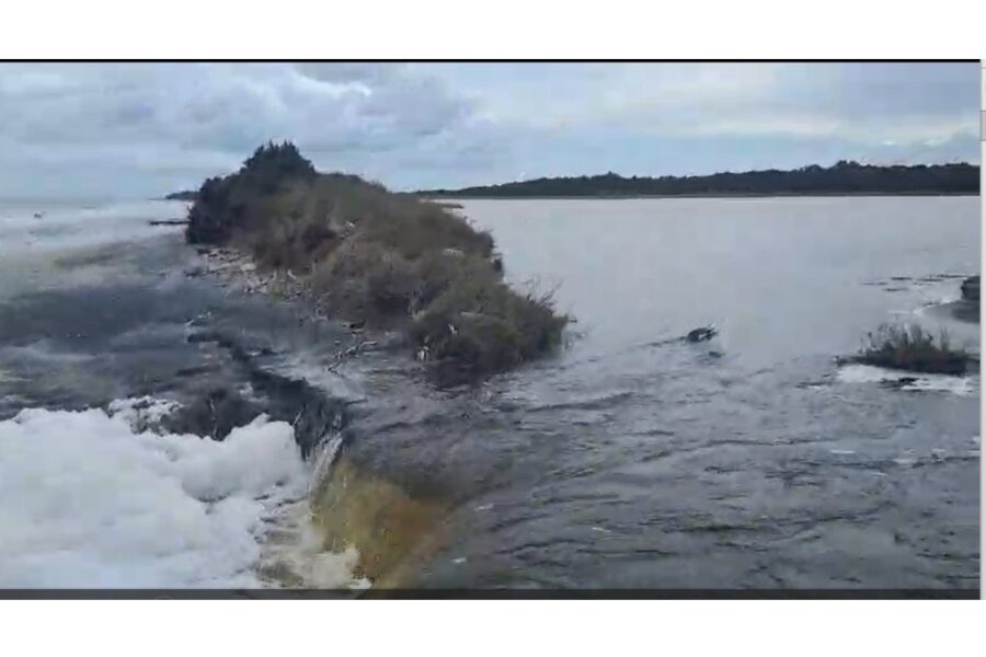 Il maltempo ha provocato mareggiate che hanno intaccato il cordone di dune costiere