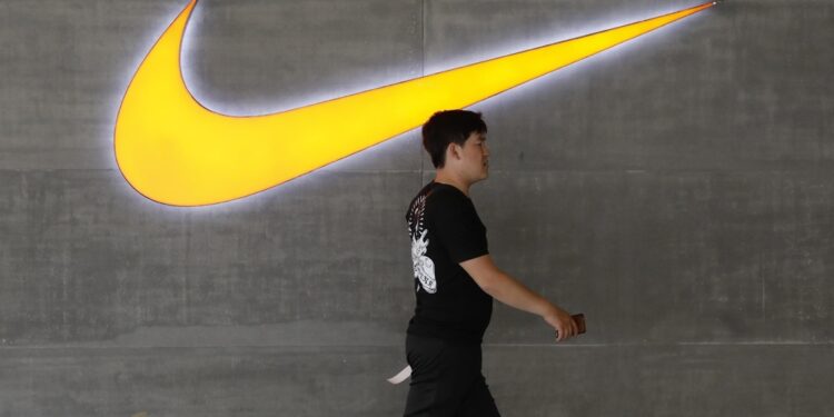 La commissione per le pari opportunità indaga sul colosso dell'abbigliamento sportivo