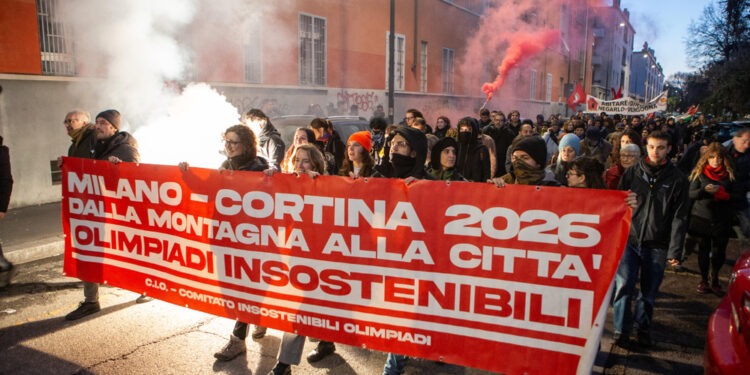 Manifestanti con caschi proseguono oltre punto previsto di arrivo in Corvetto