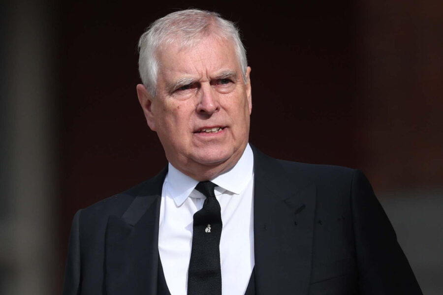 È accusato di aver condiviso informazioni riservate con il finanziere pedofilo