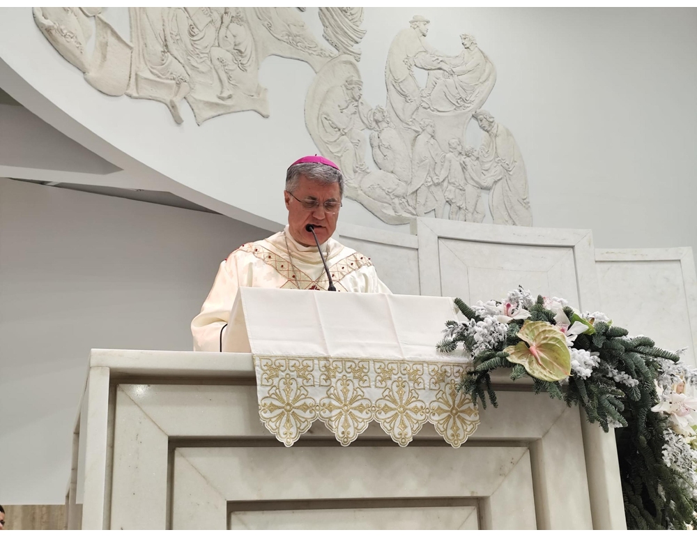 Arcivescovo di Palermo difende i migranti, insultato sui social