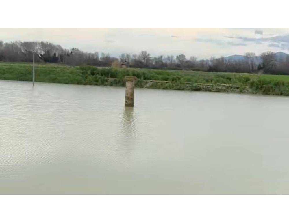 Mezzi al lavoro per liberare il canale esondato alle spalle del sito