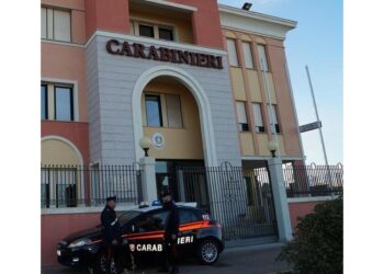 Migrante tunisino bloccato dai carabinieri dopo aver seminato il panico in strada