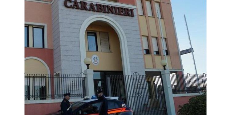 Migrante tunisino bloccato dai carabinieri dopo aver seminato il panico in strada