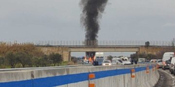 La banda ha bloccato la carreggiata e fatto esplodere il furgone