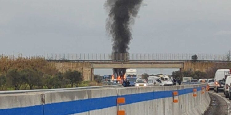 La banda ha bloccato la carreggiata e fatto esplodere il furgone