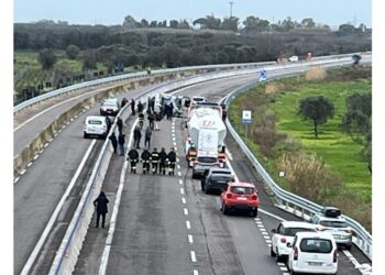 Incendiato un furgone per bloccare la superstrada Brindisi Lecce