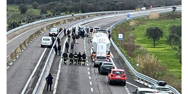 Incendiato un furgone per bloccare la superstrada Brindisi Lecce