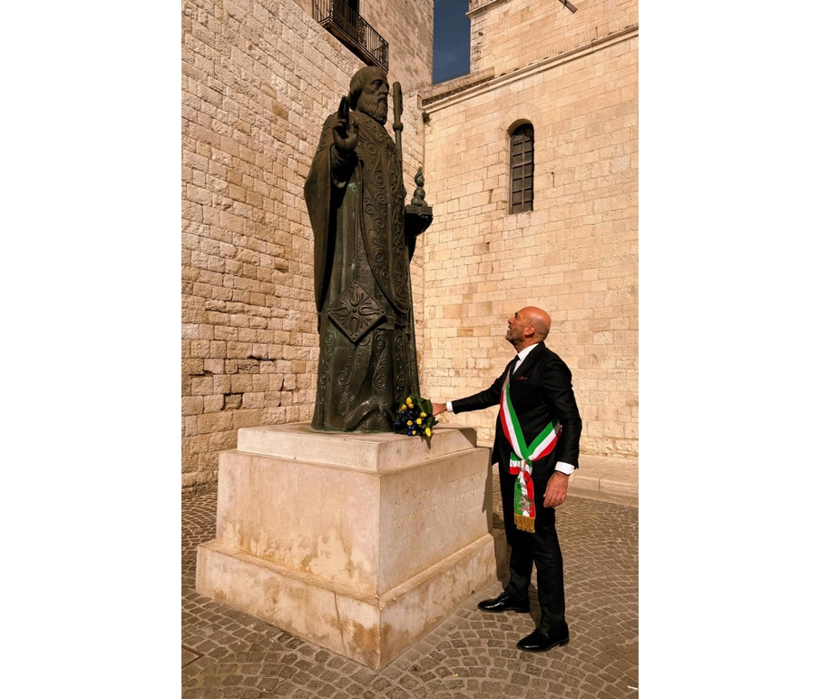 Bandiera a mezz’asta e fiori a San Nicola, Bari ricorda l’invasione in Ucraina