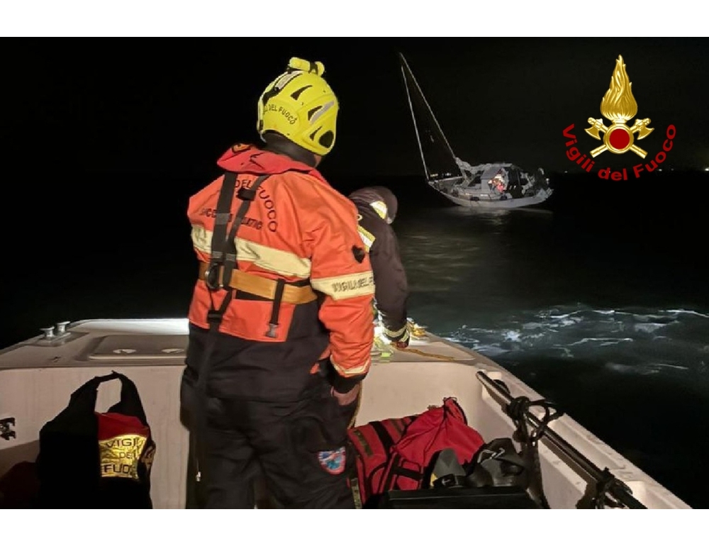 Barca a vela alla deriva nella laguna di Marano, in salvo tre persone