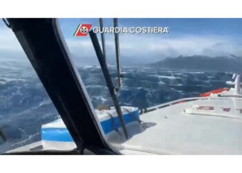 Guardia Costiera al lavoro con motovedette e un elicottero