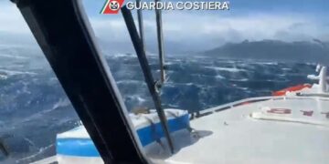 Guardia Costiera al lavoro con motovedette e un elicottero