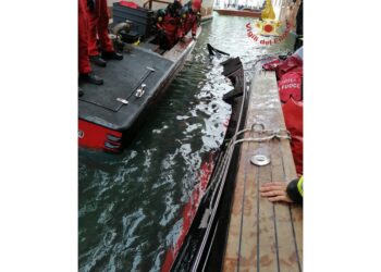 Otto persone in acqua