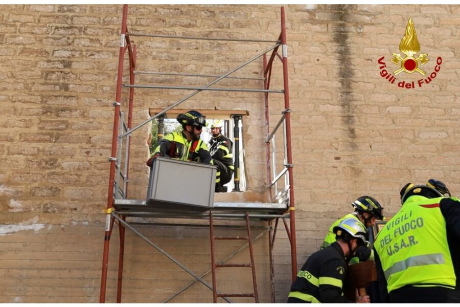 Operazione dei vigili del fuoco con strumenti di precisione