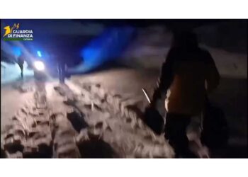 Persone bloccate nelle vetture liberate da Finanzieri che spalano la neve