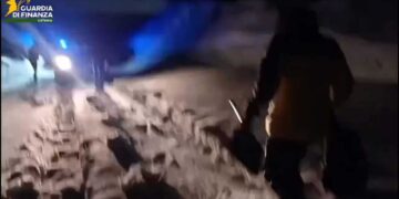 Persone bloccate nelle vetture liberate da Finanzieri che spalano la neve