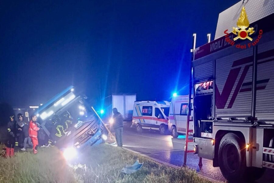 A bordo pullman 8 persone. L'incidente ha coinvolto anche un'auto e un autoarticolato