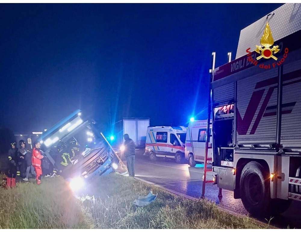 Bus di linea fuori strada dopo scontro nell’Aretino, 5 feriti