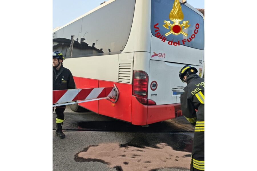 La corriera è rimasta bloccata con diversi studenti a bordo