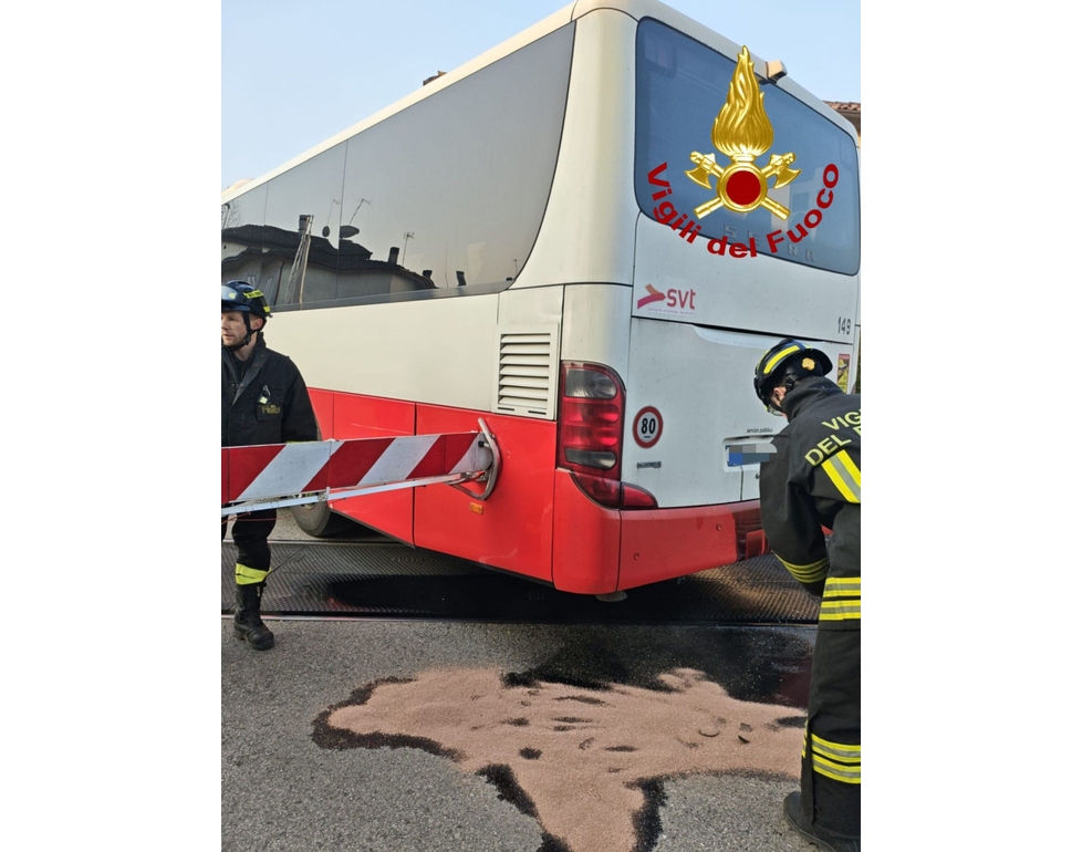 Bus si incastra in un passaggio a livello nel Vicentino, nessun ferito