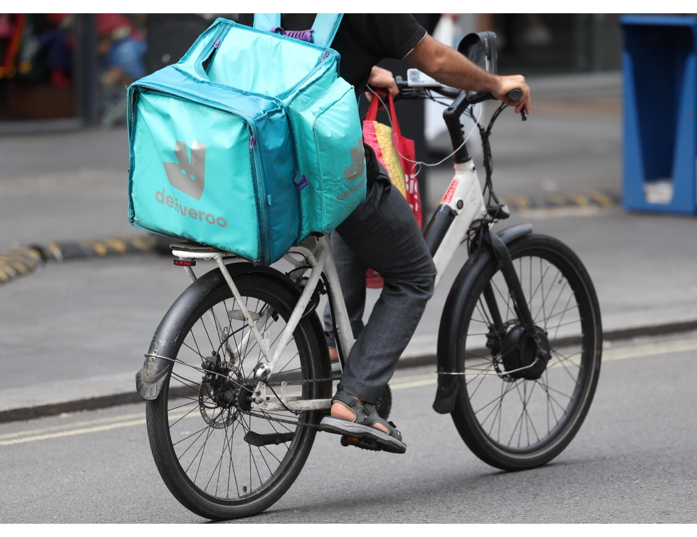 Caporalato su migliaia di rider, controllo giudiziario per Deliveroo