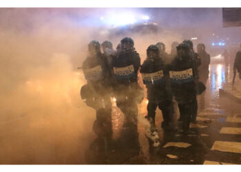 Bottiglie e petardi contro le forze dell'ordine