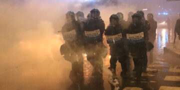 Bottiglie e petardi contro le forze dell'ordine