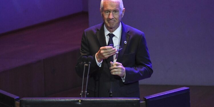 Sospetto di corruzione aggravata nei contatti con il finanziere pedofilo