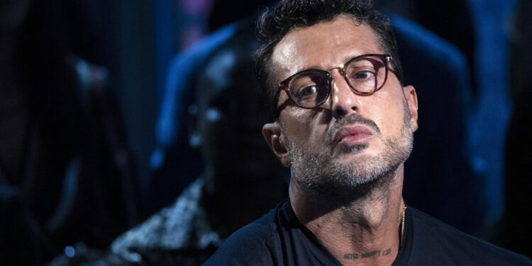 Presentato il reclamo a Milano. Intanto va in teatro con 'Falsissimo'