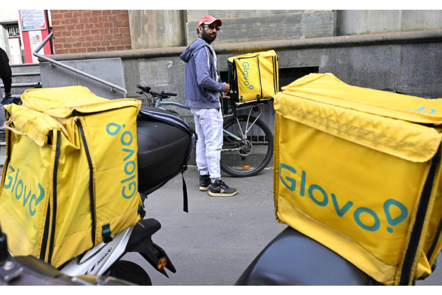 Accusa di aver sfruttato 40 mila rider impiegati in tutta Italia