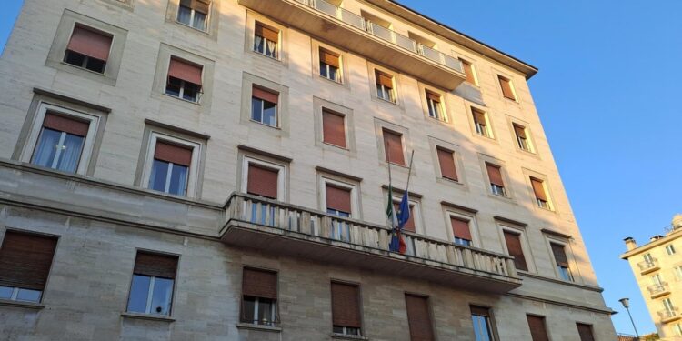 La vittima era appena scesa dall'auto dopo un incidente