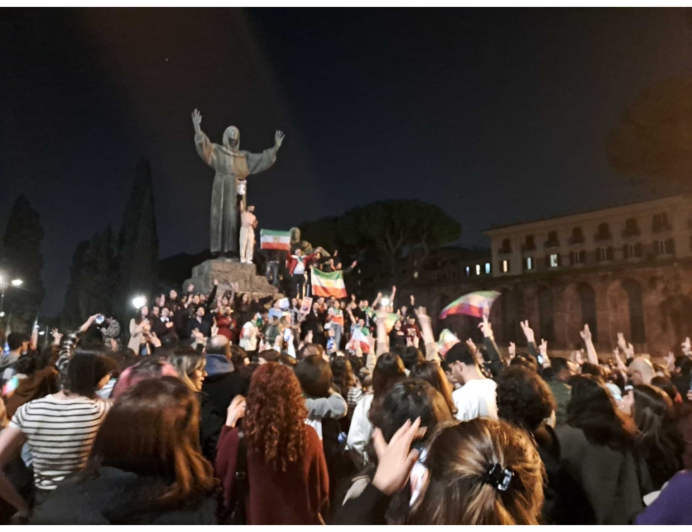 Centinaia di giovani iraniani celebrano ‘la fine di Khamenei’ a Roma