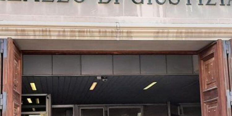 Ad Ancona 58enne accusata anche di falso e furto. Difesa respinge gli addebiti