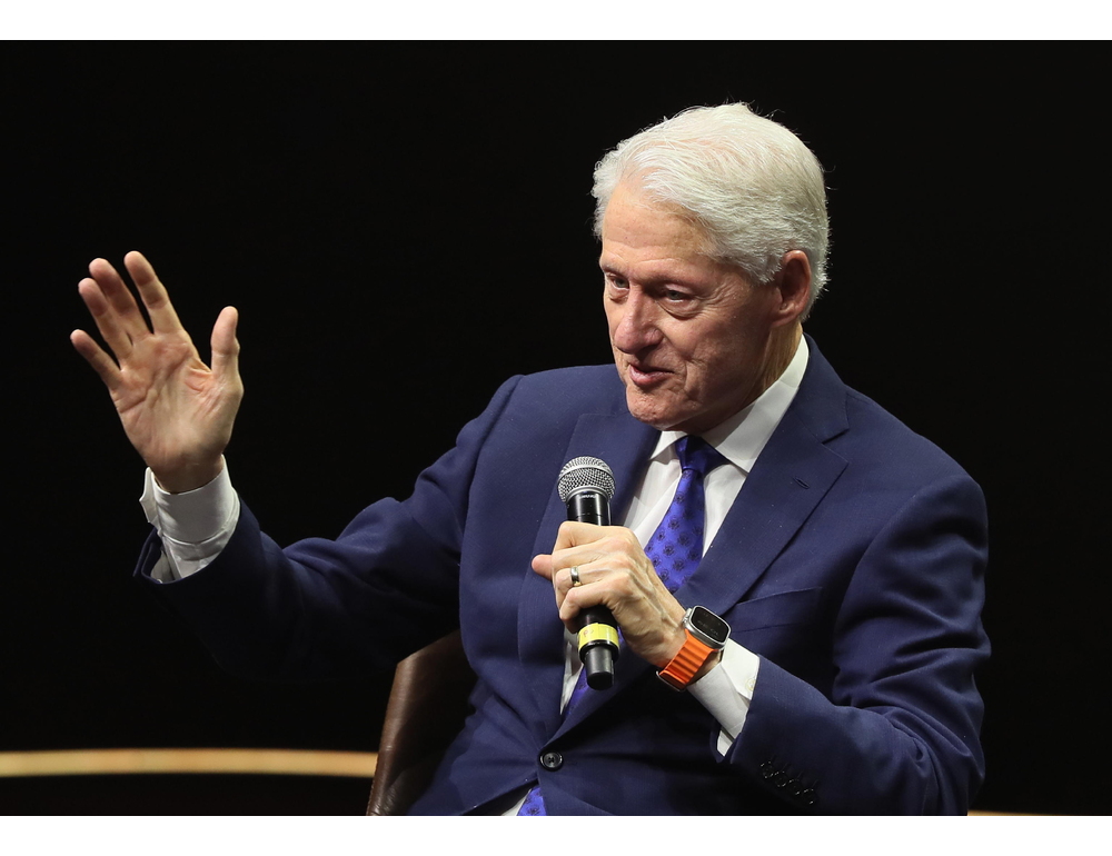 ‘Clinton, non conosco né avuto sesso con la donna nella vasca idromassaggio’