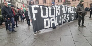 Tra le bandiere palestinesi manifestanti sfilano contro la repressione