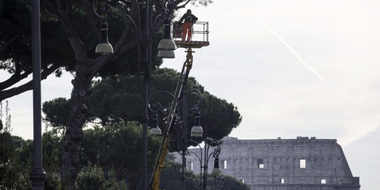 I Vigili del Fuoco al lavoro per accertare che non ci siano altre persone coinvolte