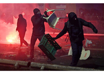 'Bombe carta piene di chiodi