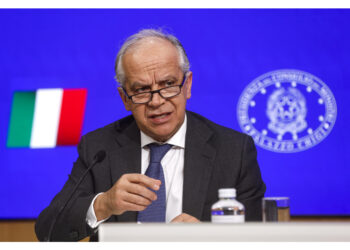 Quattro condizioni: dalla lingua italiana al reddito. Piantedosi 'difendiamo i confini'